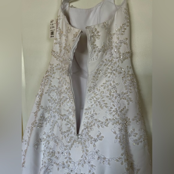 NWT- David’s Bridal Michelangelo White Beaded A-Line Halter Satin Gown (Size 6) - Picture 10 of 16
